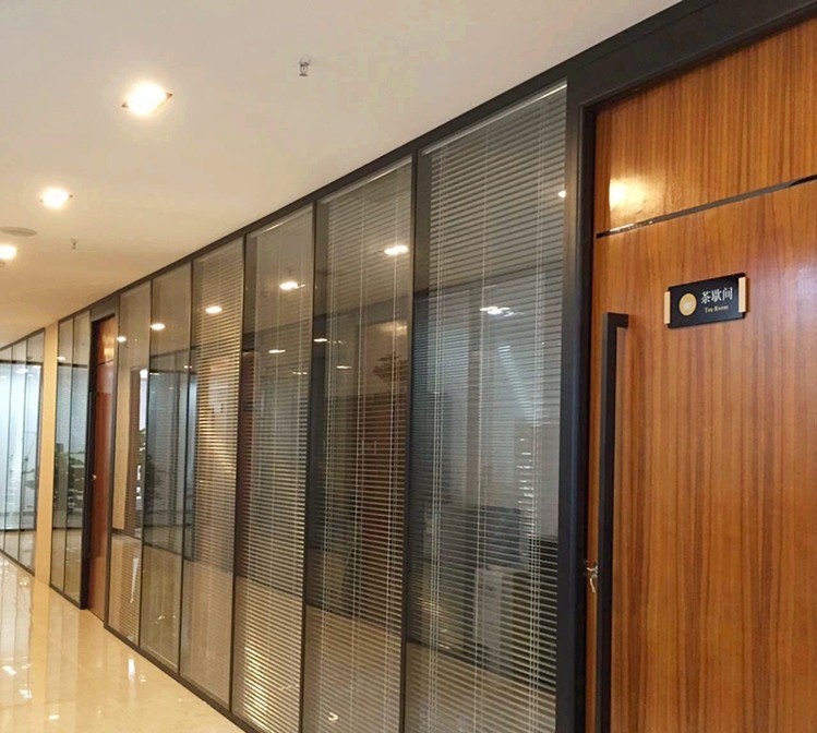 Hollow built-in louver glass partition